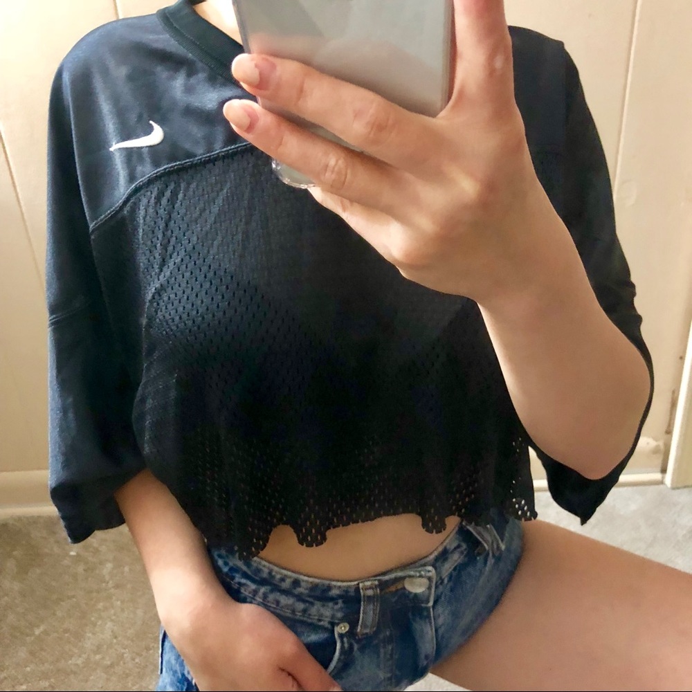 ❌SOLD❌ NIKE Black Breathable Crop Top - Picture 2 of 7